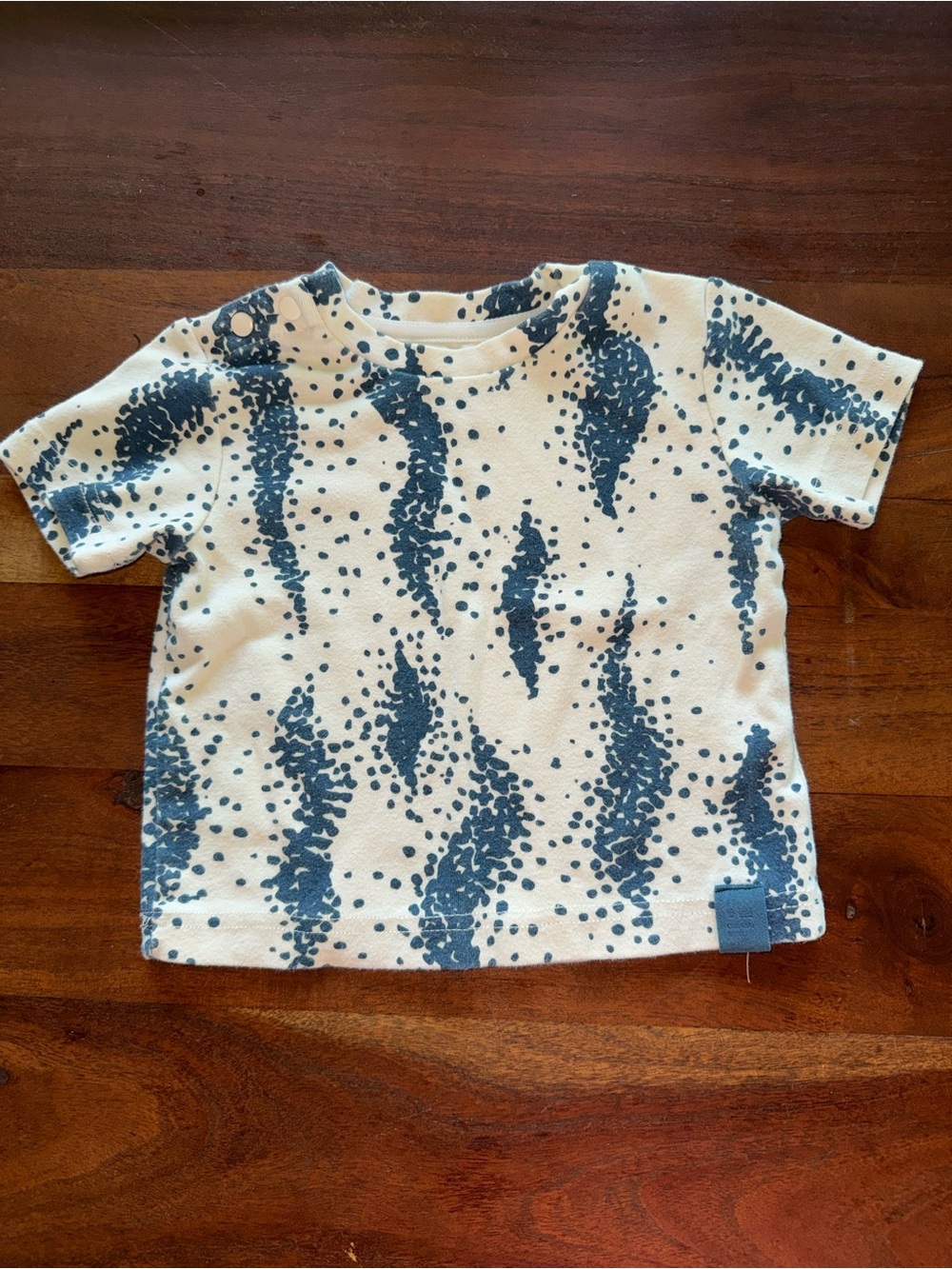 Omamimini Cream Tee with Blue Abstract Dot Waves